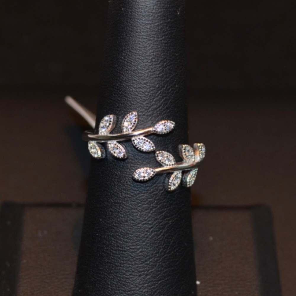 Don’t miss this deal!  $18 Firm! Cz Leaf Sterling Silver Ring - Picture 8 of 12